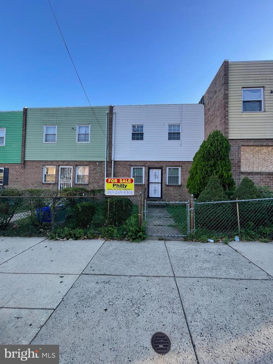 This townhouse offers 4 bedrooms and 2 fully renovated bathrooms. It is conveniently situated adjacent to Temple University, providing effortless access to the Broad Street subway, SEPTA buses, Center City, and shopping centers. The kitchen and bathrooms have been remodeled to a modern standard, and the finished basement is also newly renovated. Additionally, the roof is relatively new.