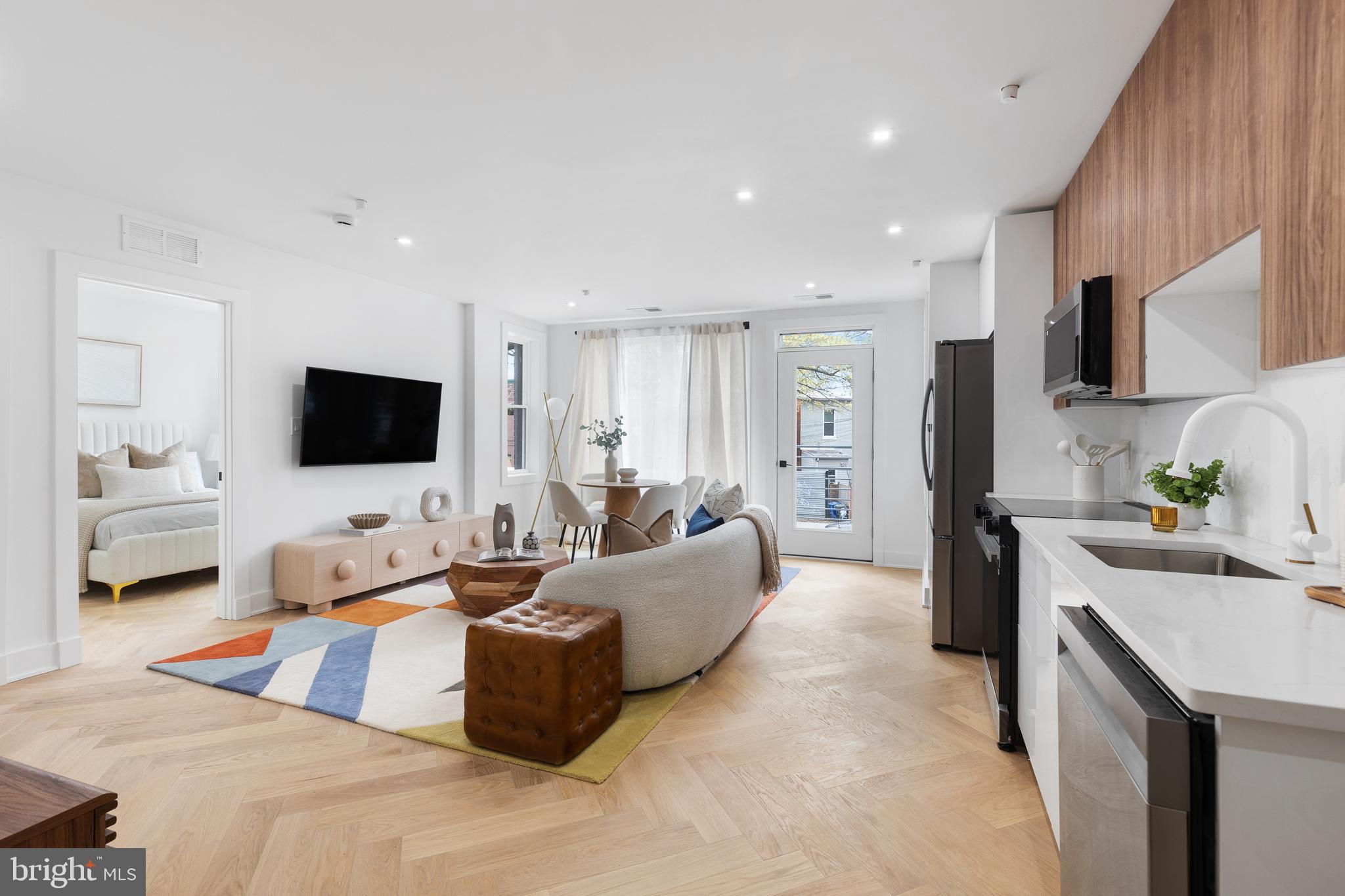 1124 FLORIDA NE 105