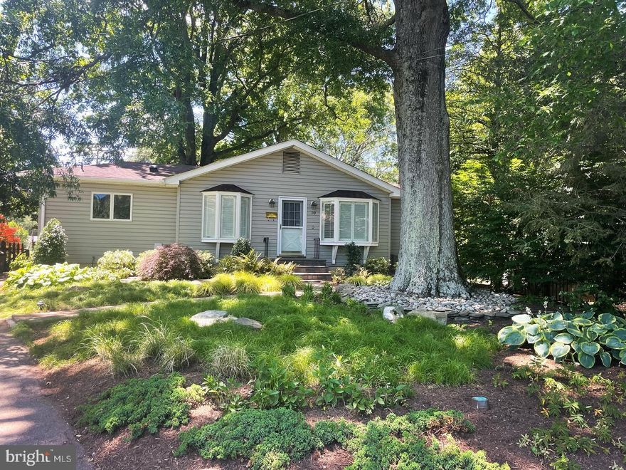 New to the rental market! 3 bed 2 bath home with large screened in porch in cul-de-sac. Freshly painted. Large backyard. Lower level has family room, den, utility room/storage. Available now! Pets considered case-by-case.

No groups please.