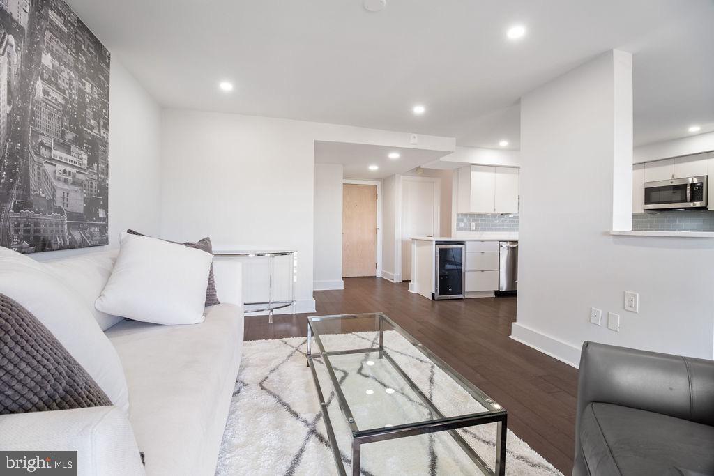 2111 WISCONSIN AVENUE NW PH8