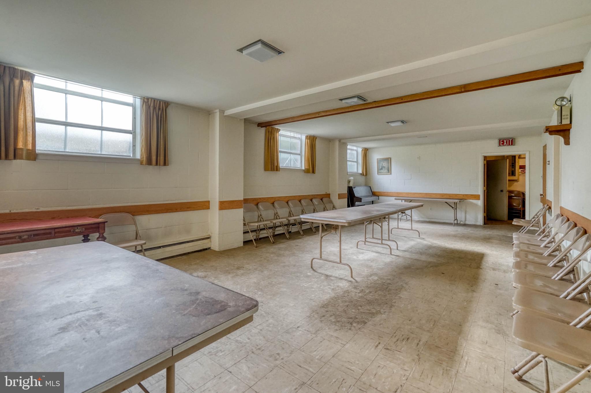 GREEN HILL - Commercial Sale