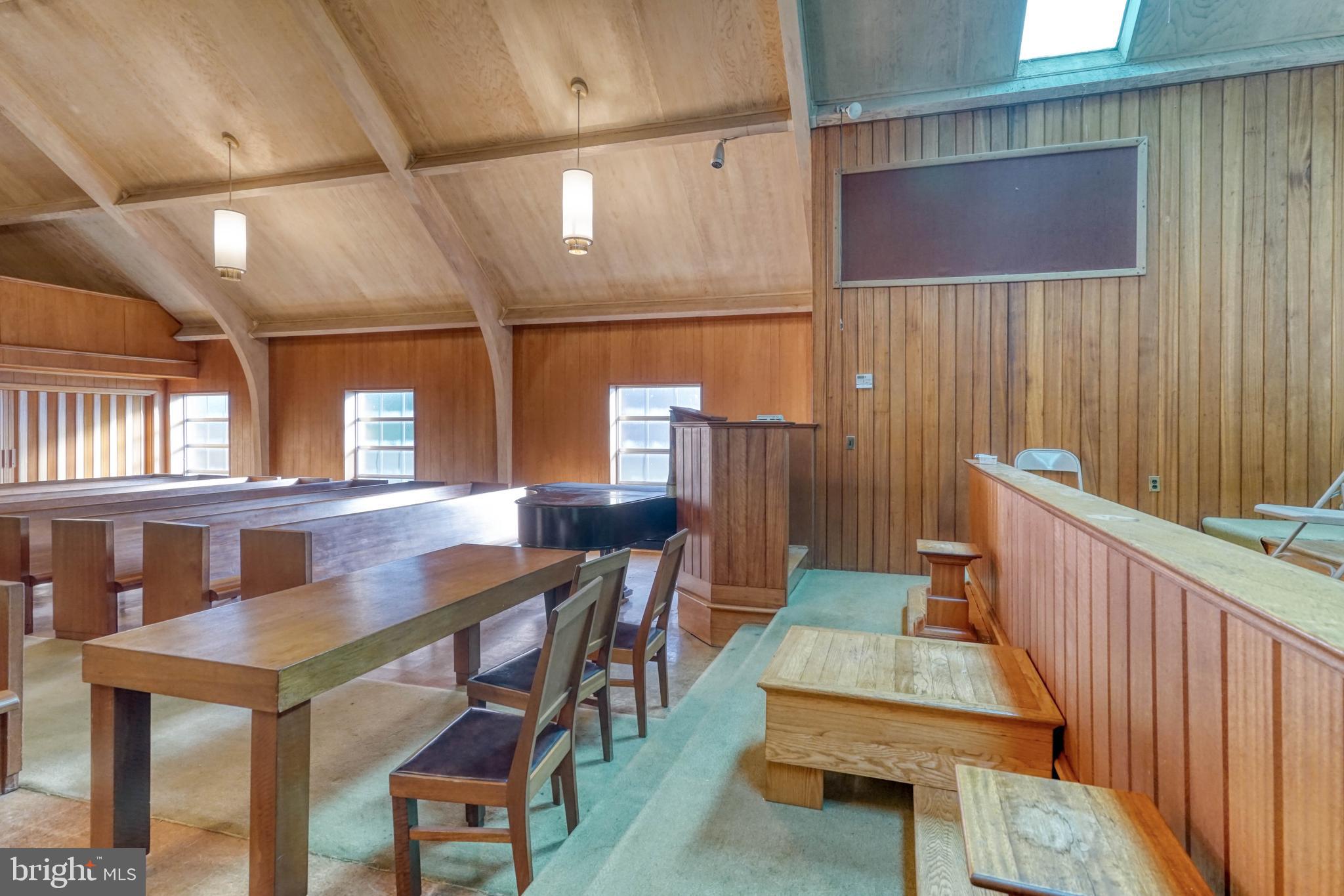 GREEN HILL - Commercial Sale