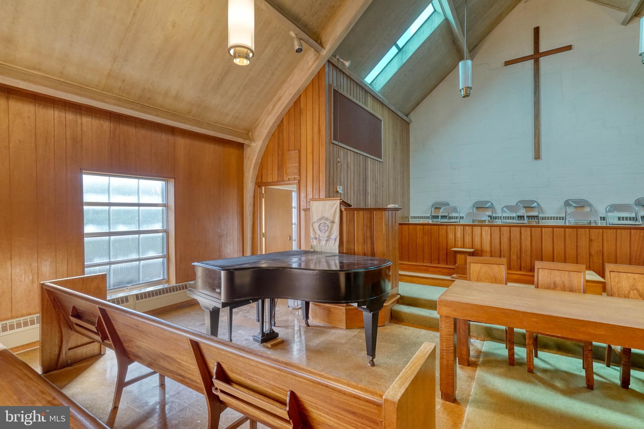 GREEN HILL - Commercial Sale