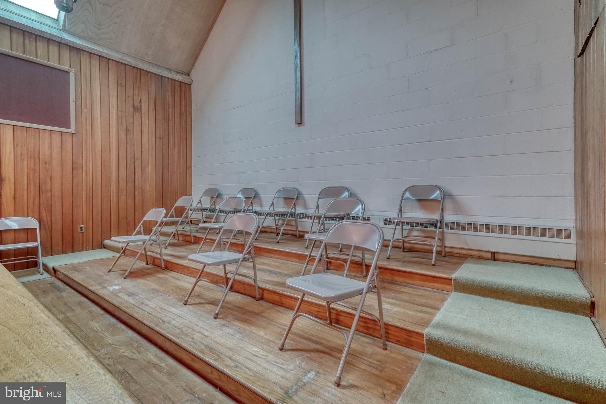 GREEN HILL - Commercial Sale