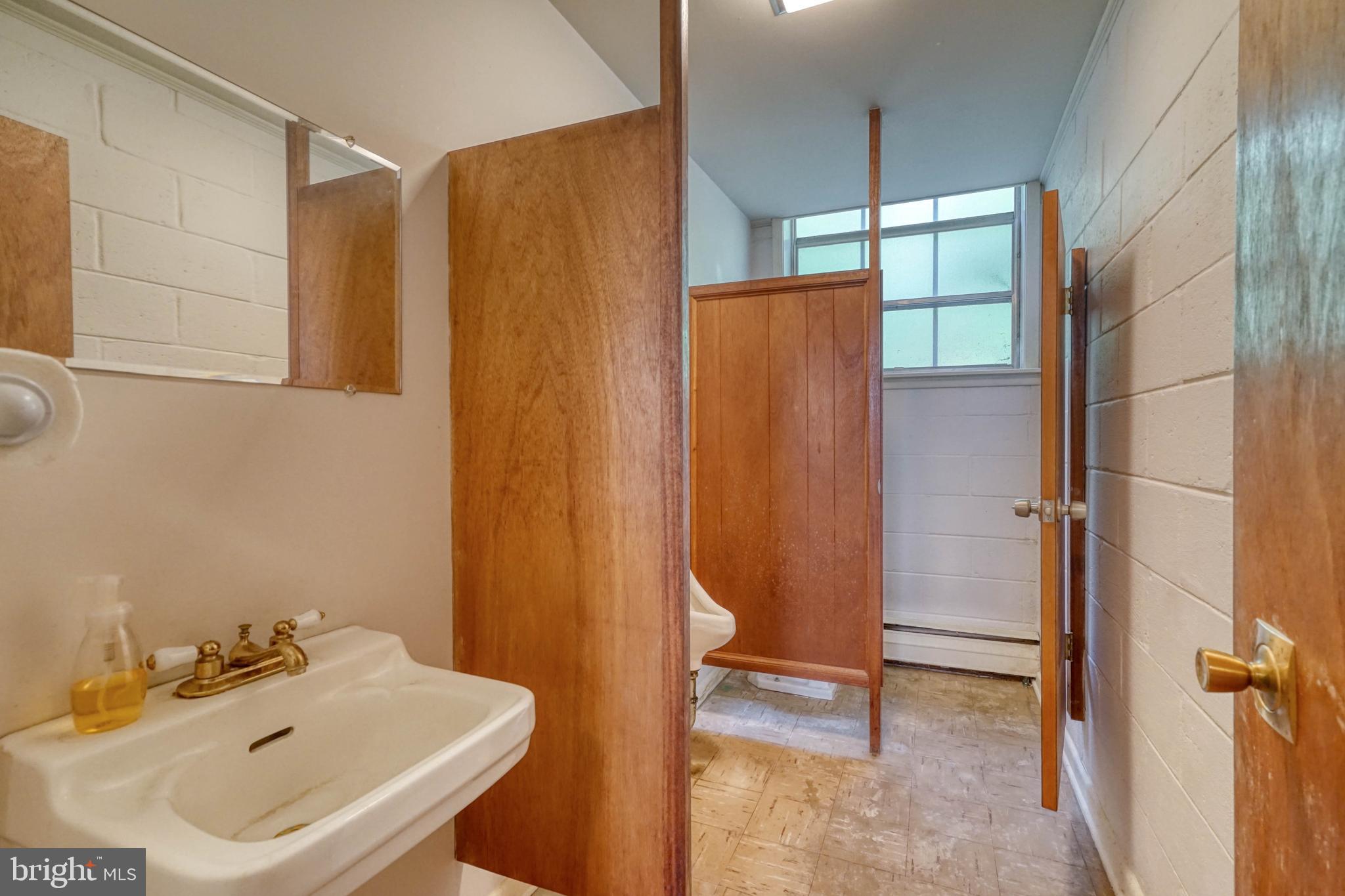 GREEN HILL - Commercial Sale