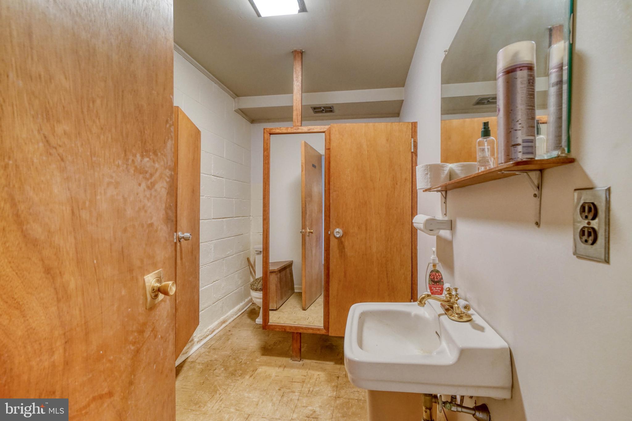 GREEN HILL - Commercial Sale