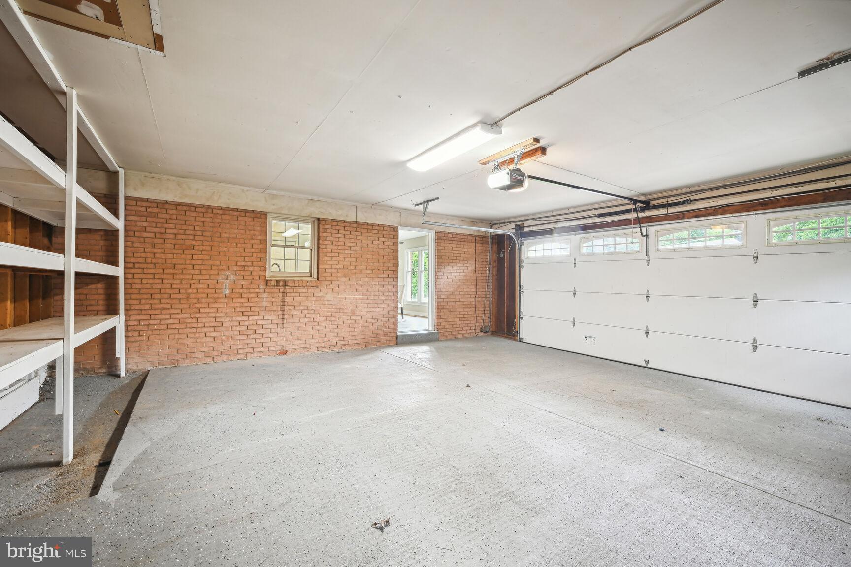 MANOR LAKE - Residential