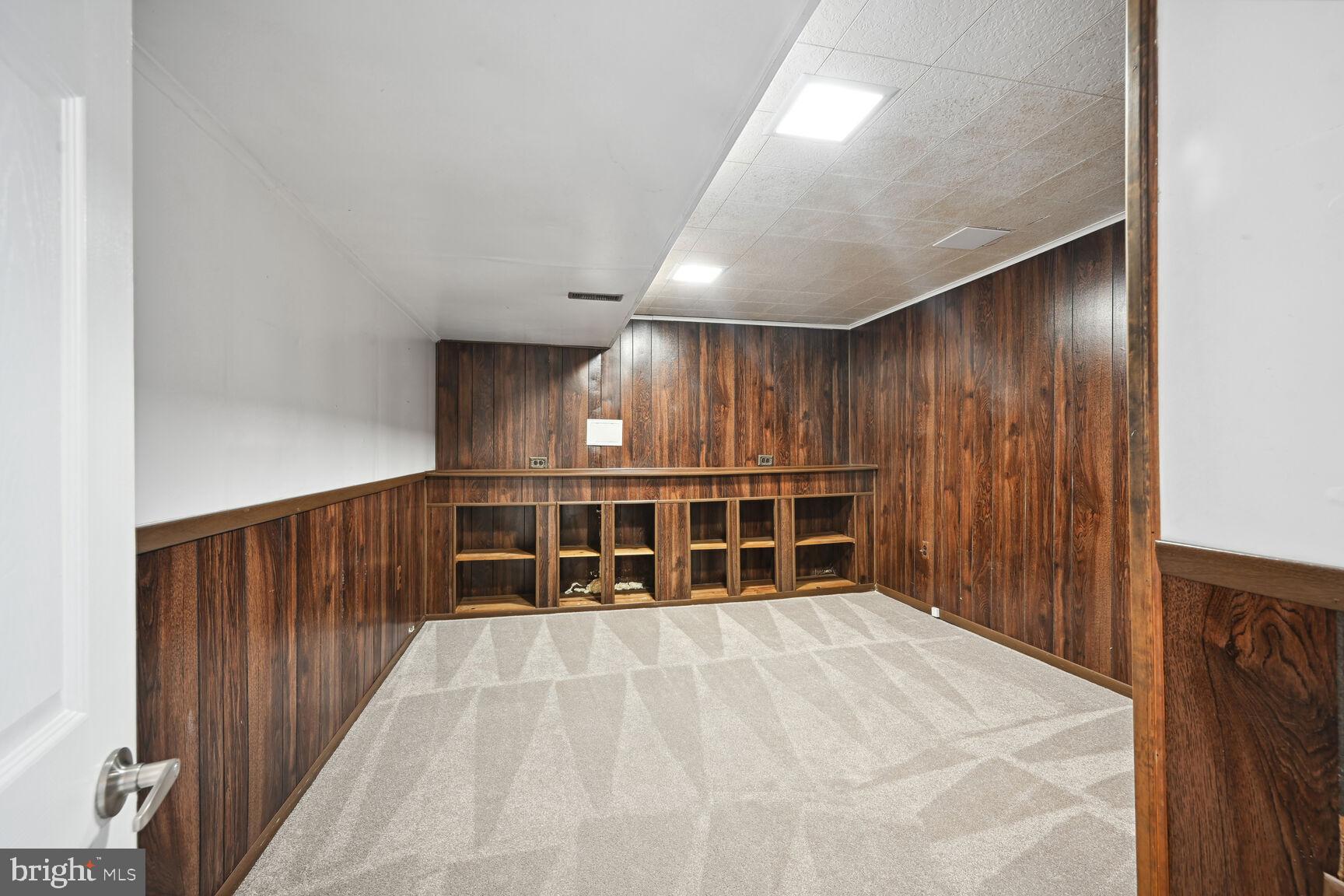 MANOR LAKE - Residential