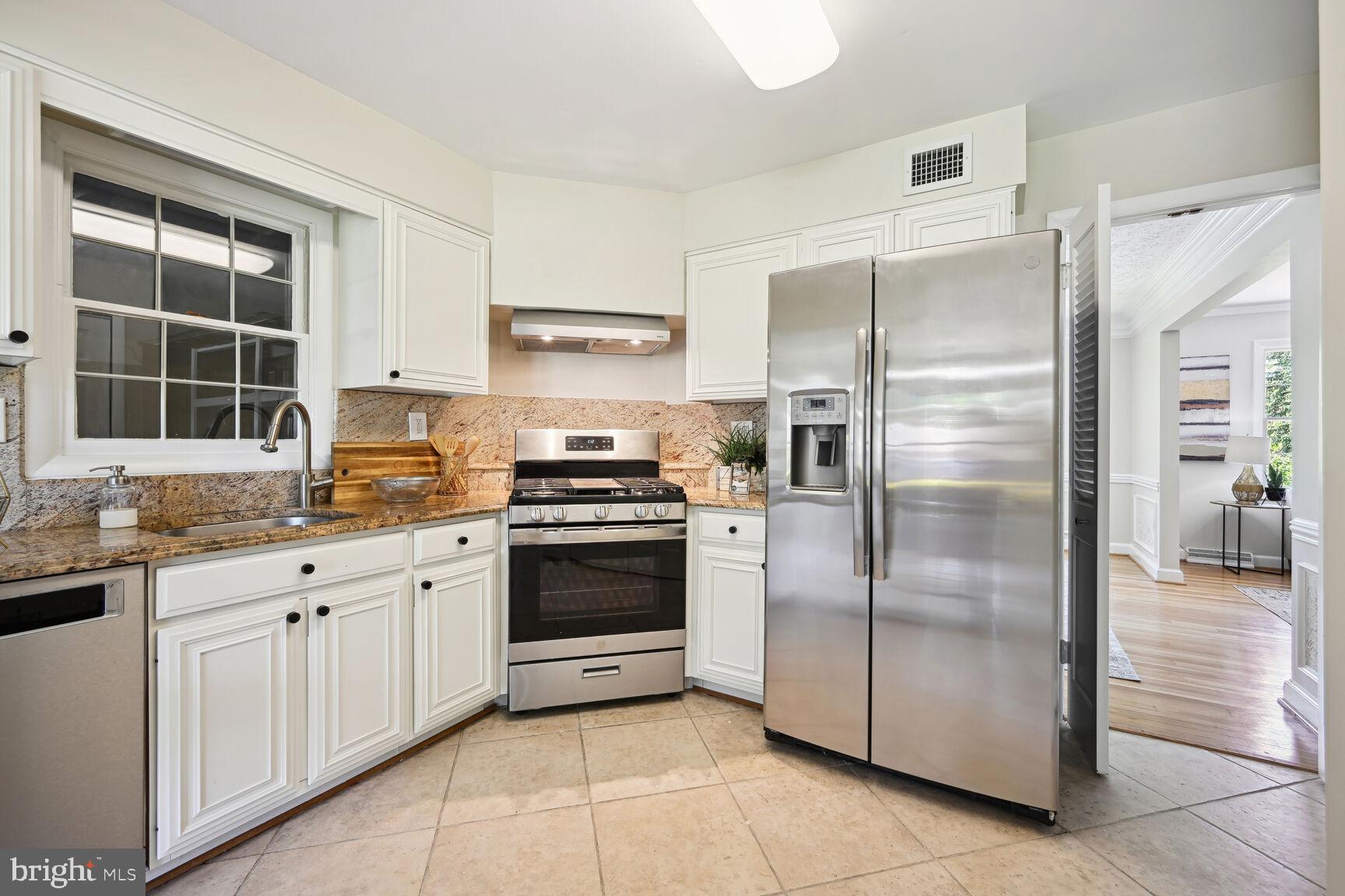 MANOR LAKE - Residential