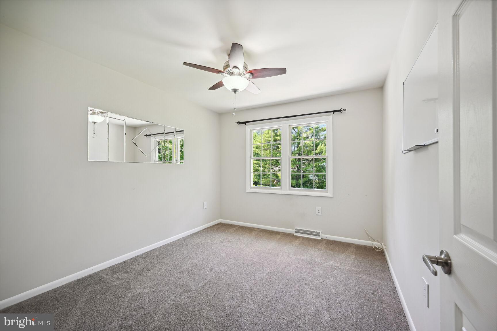 MANOR LAKE - Residential