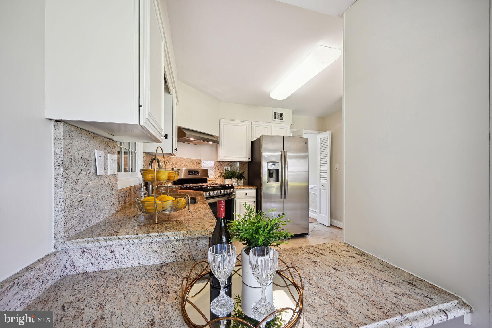 MANOR LAKE - Residential