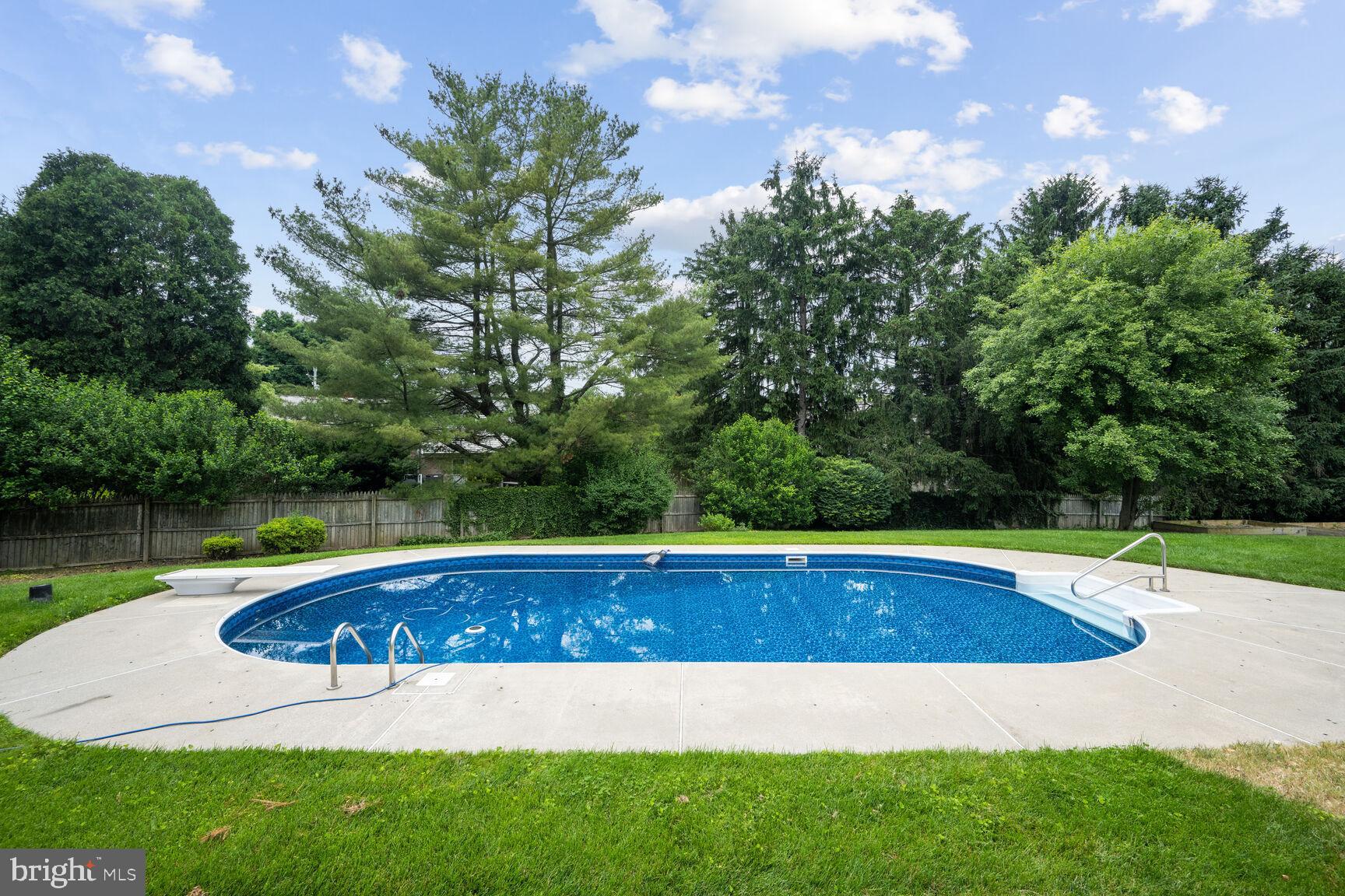 MANOR LAKE - Residential