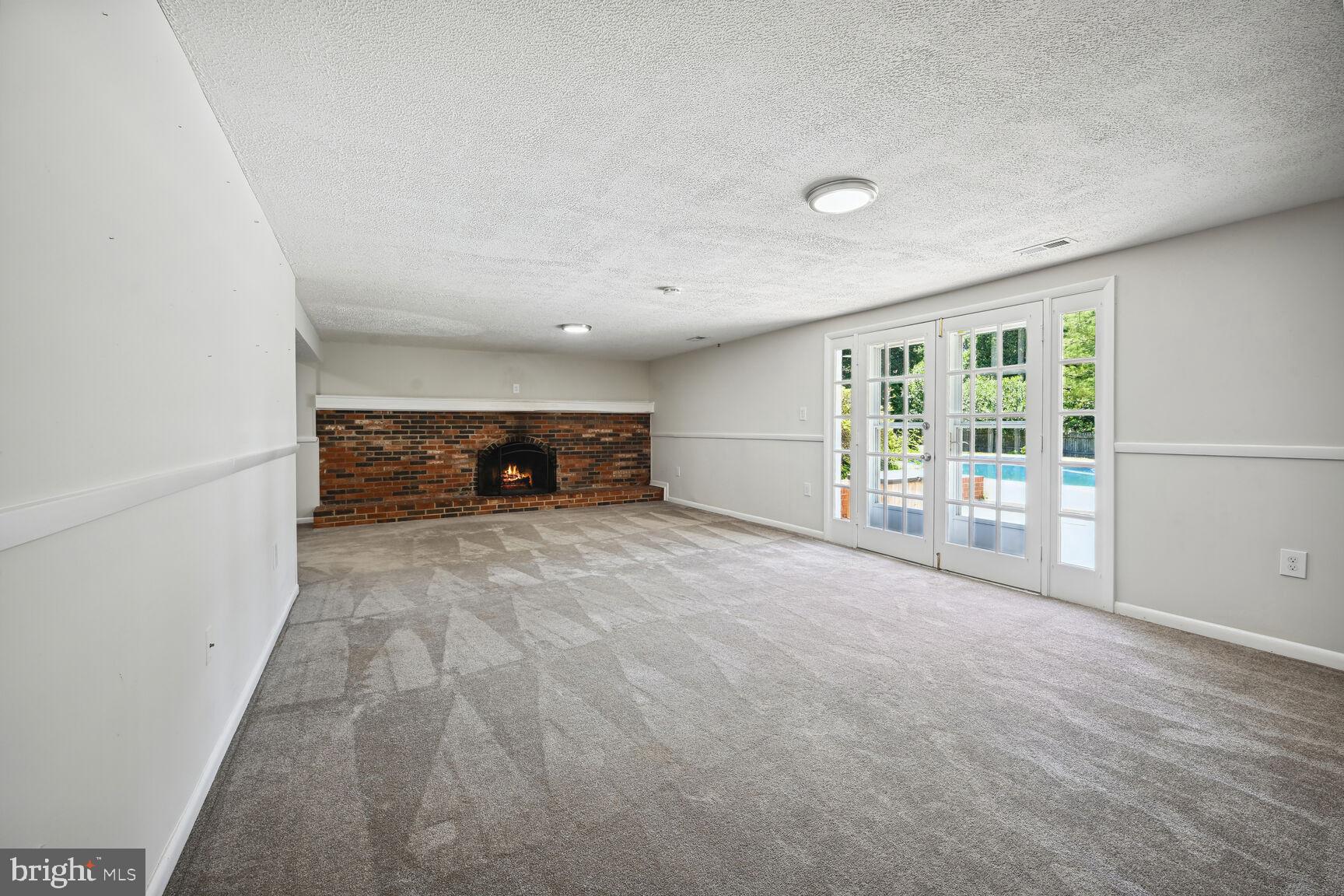 MANOR LAKE - Residential