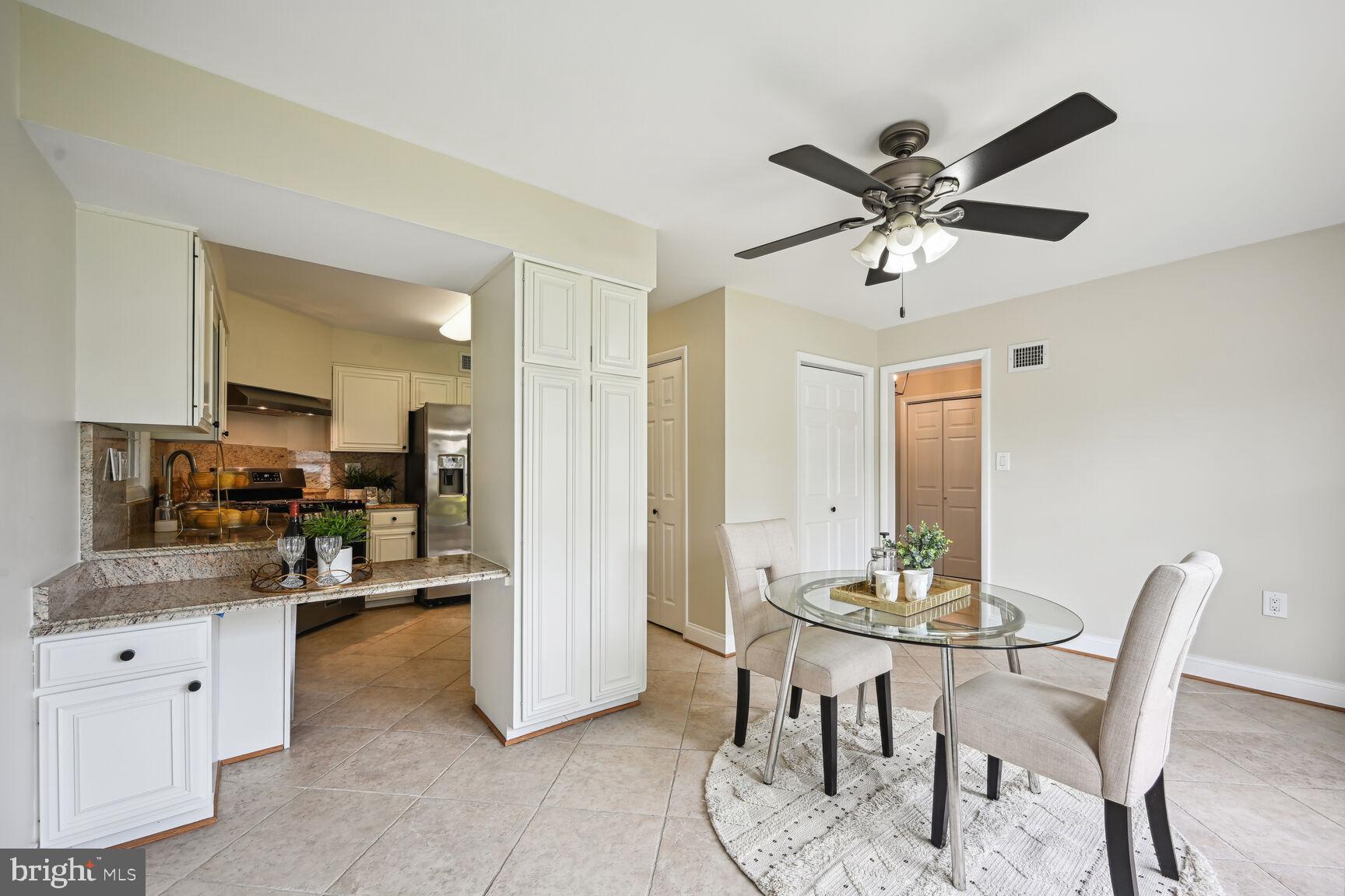 MANOR LAKE - Residential