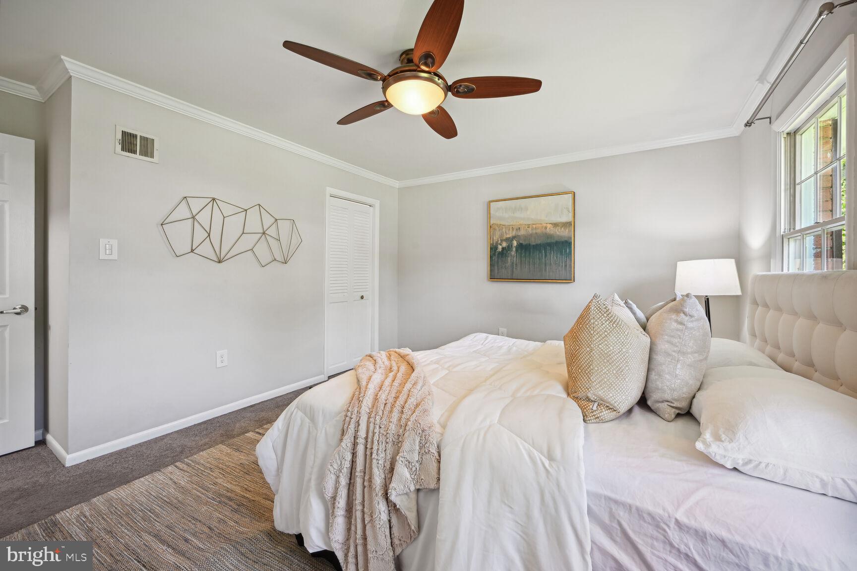 MANOR LAKE - Residential