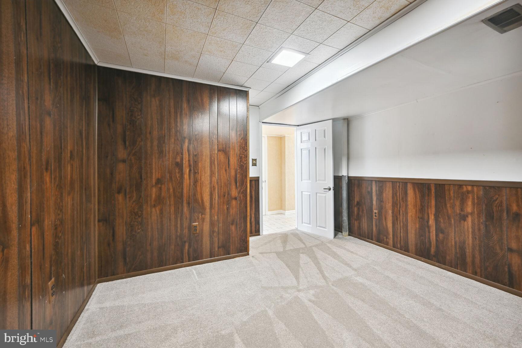 MANOR LAKE - Residential