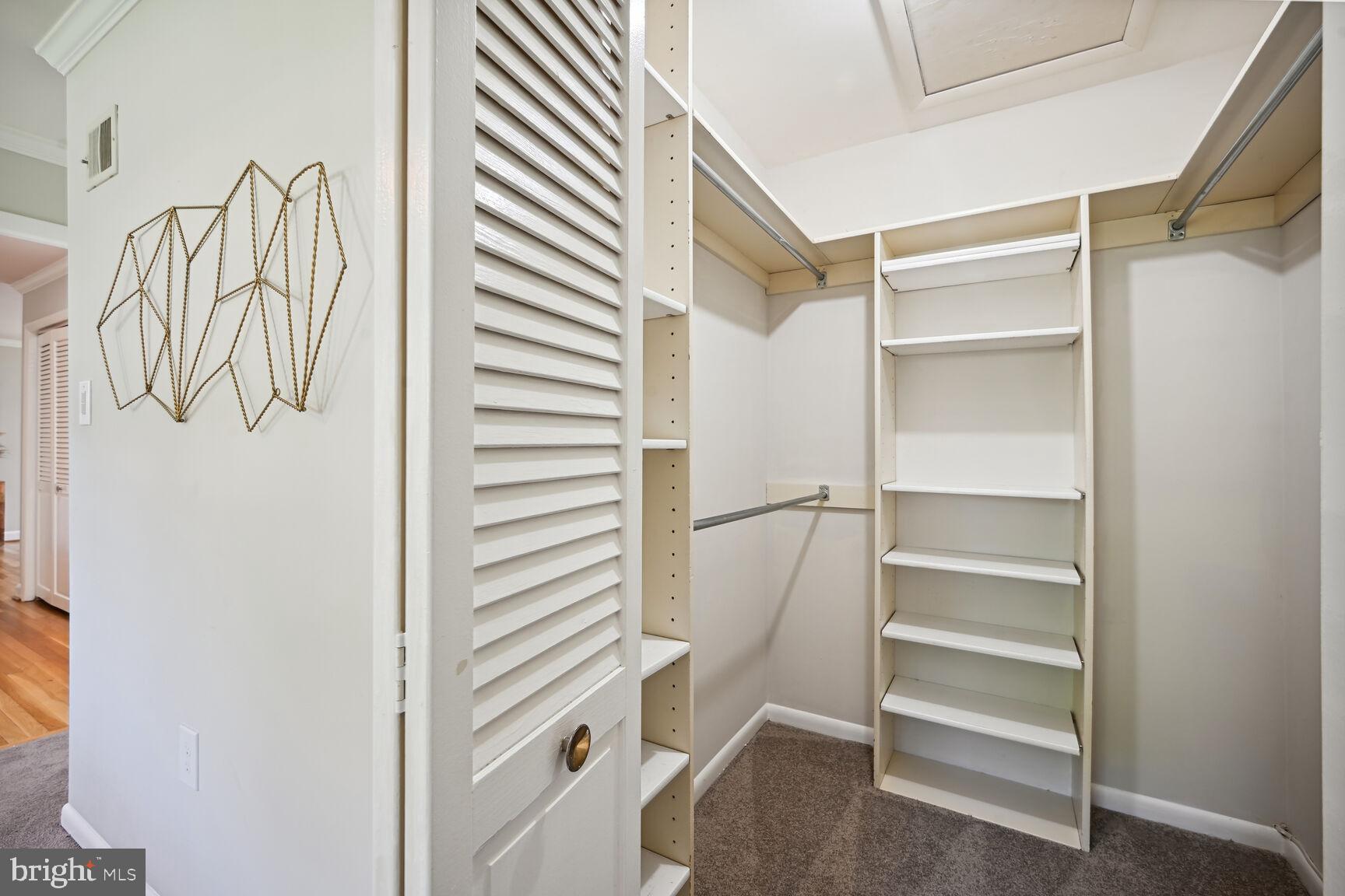 MANOR LAKE - Residential