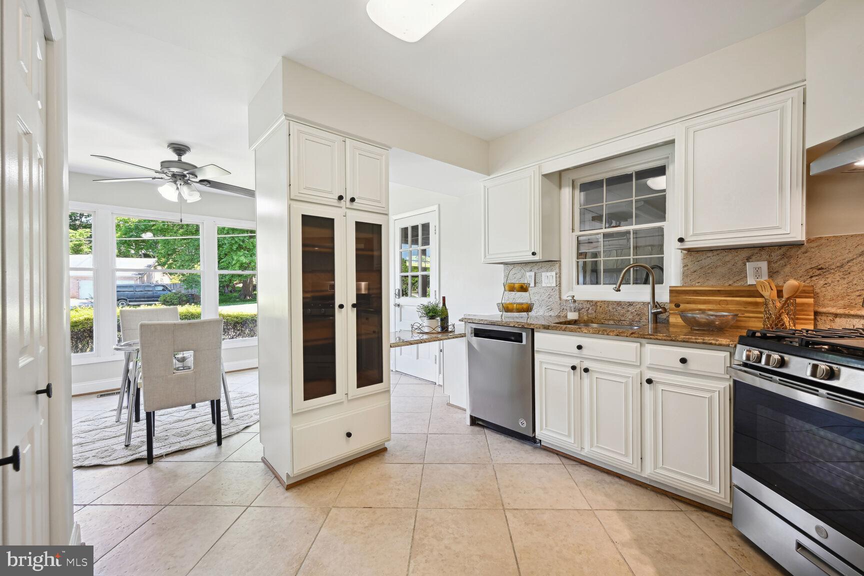 MANOR LAKE - Residential