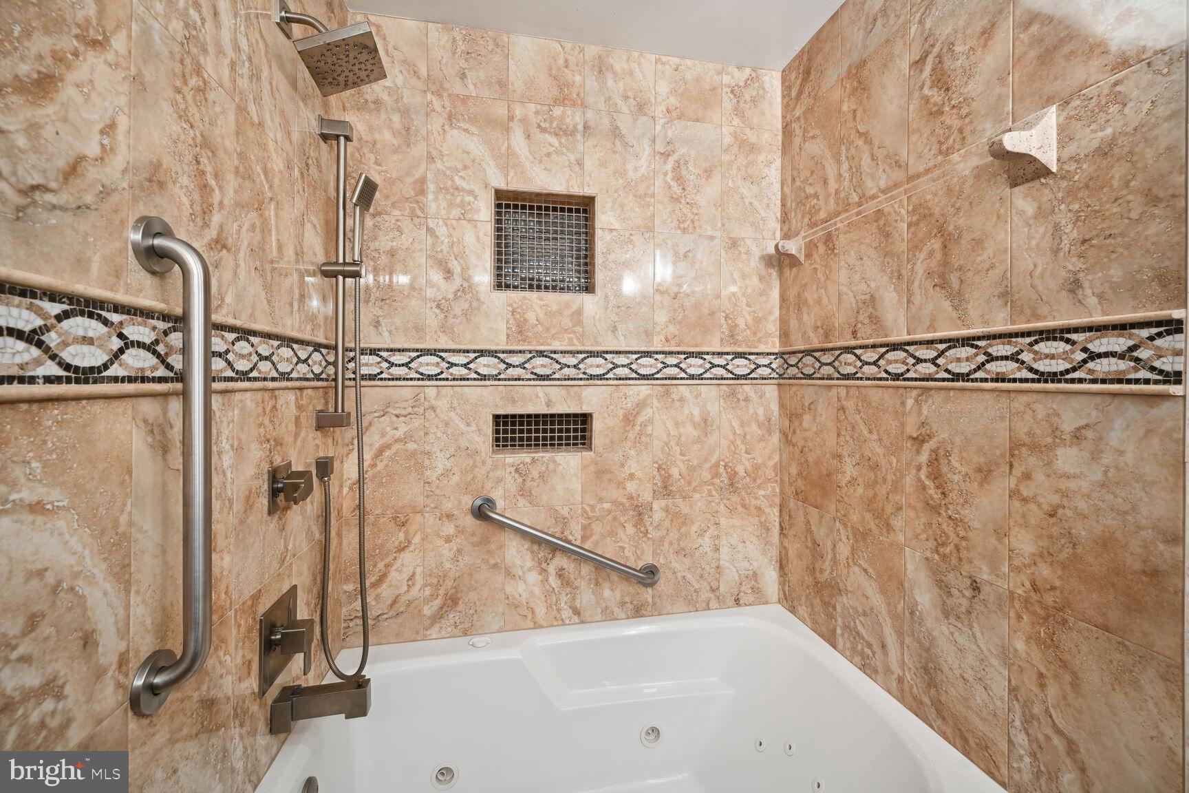 MANOR LAKE - Residential