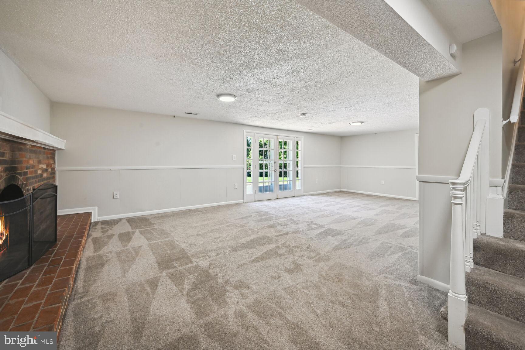 MANOR LAKE - Residential