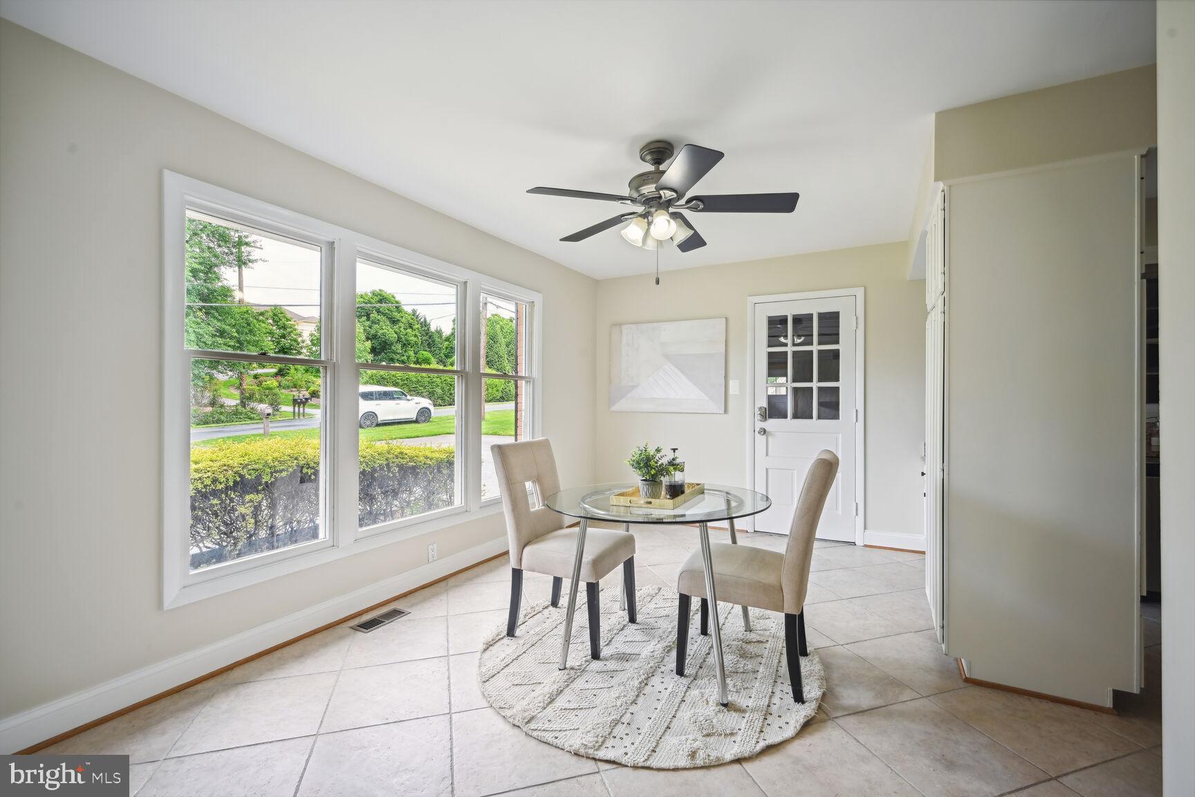 MANOR LAKE - Residential