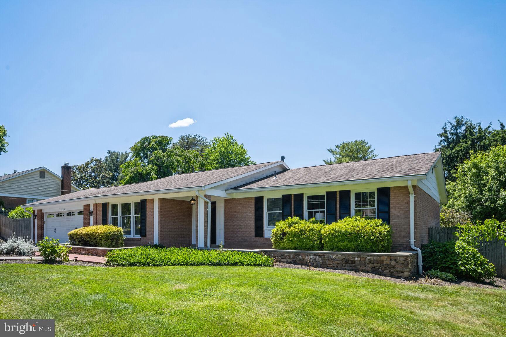 MANOR LAKE - Residential