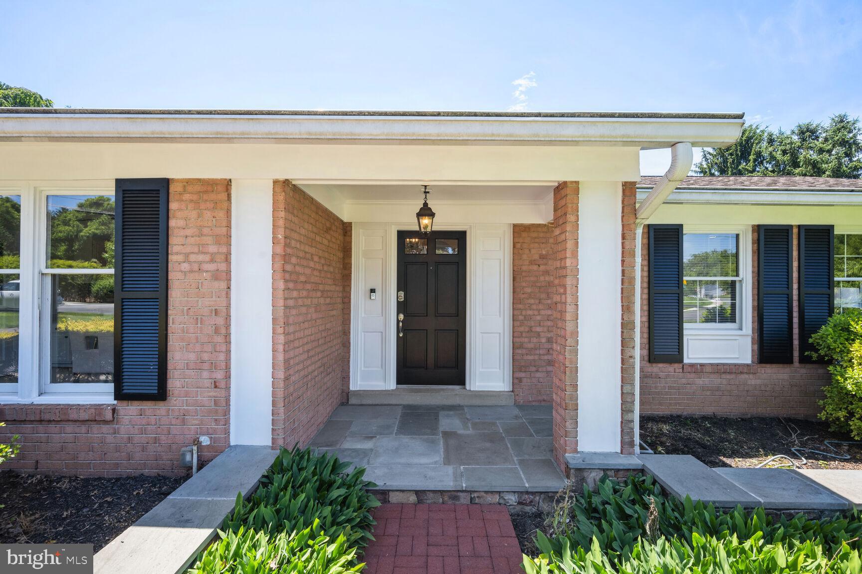 MANOR LAKE - Residential