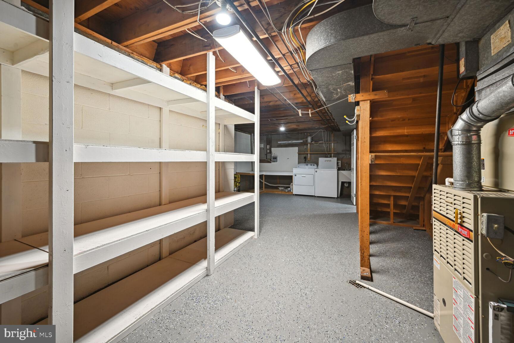 MANOR LAKE - Residential