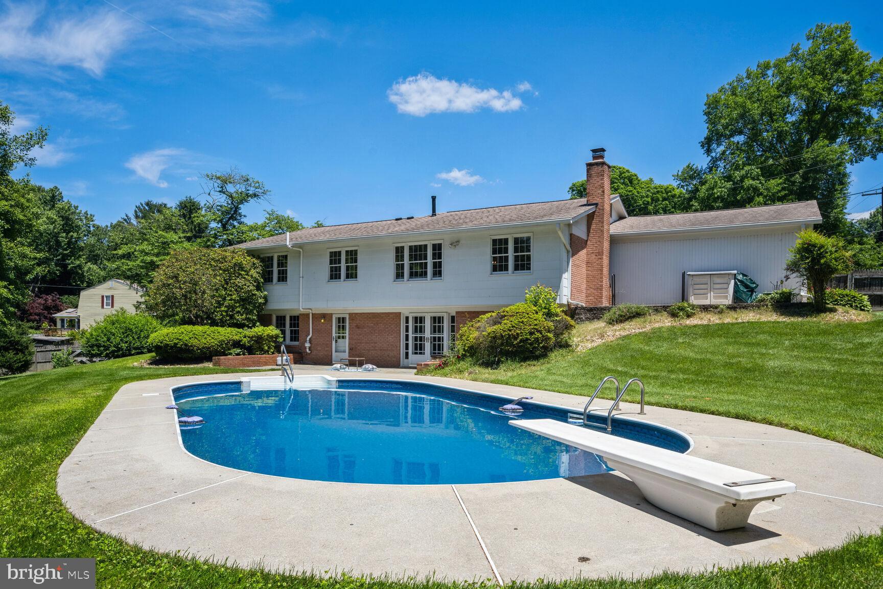 MANOR LAKE - Residential