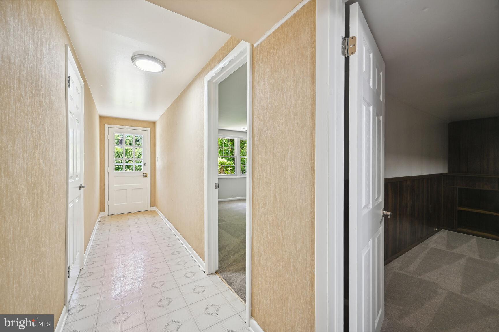 MANOR LAKE - Residential