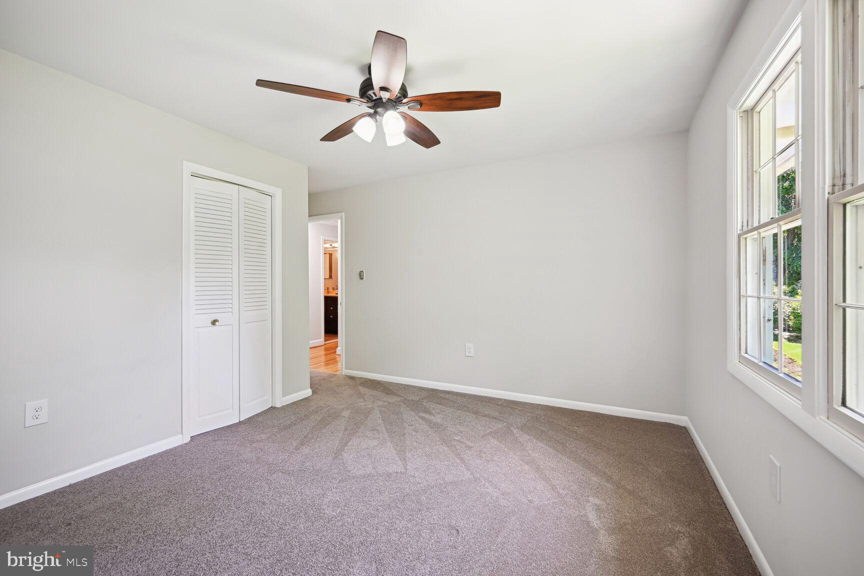 MANOR LAKE - Residential