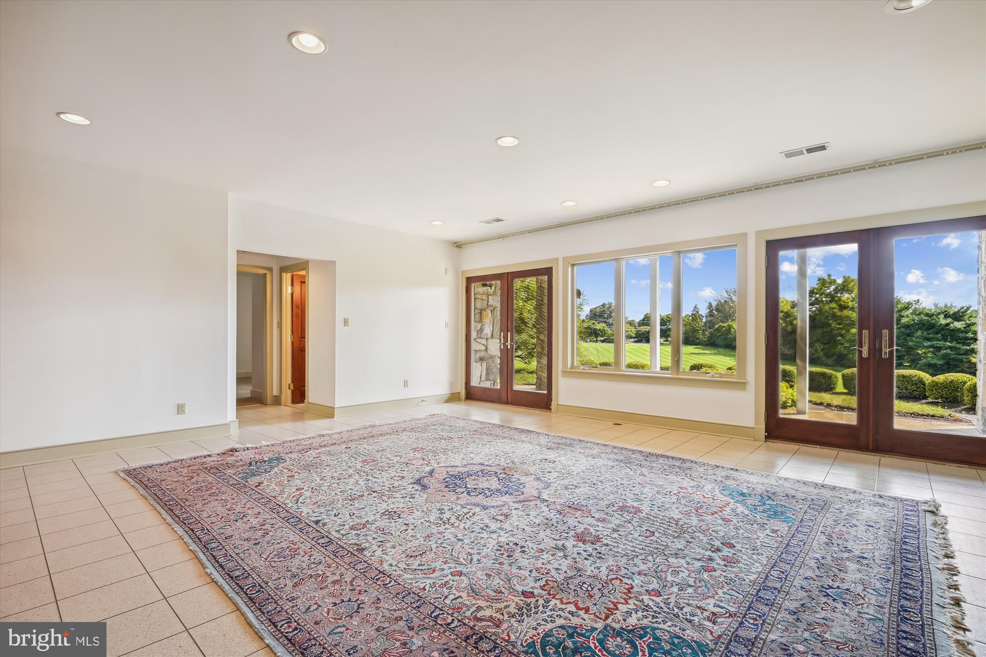 GOVERNORS MANOR - Residential