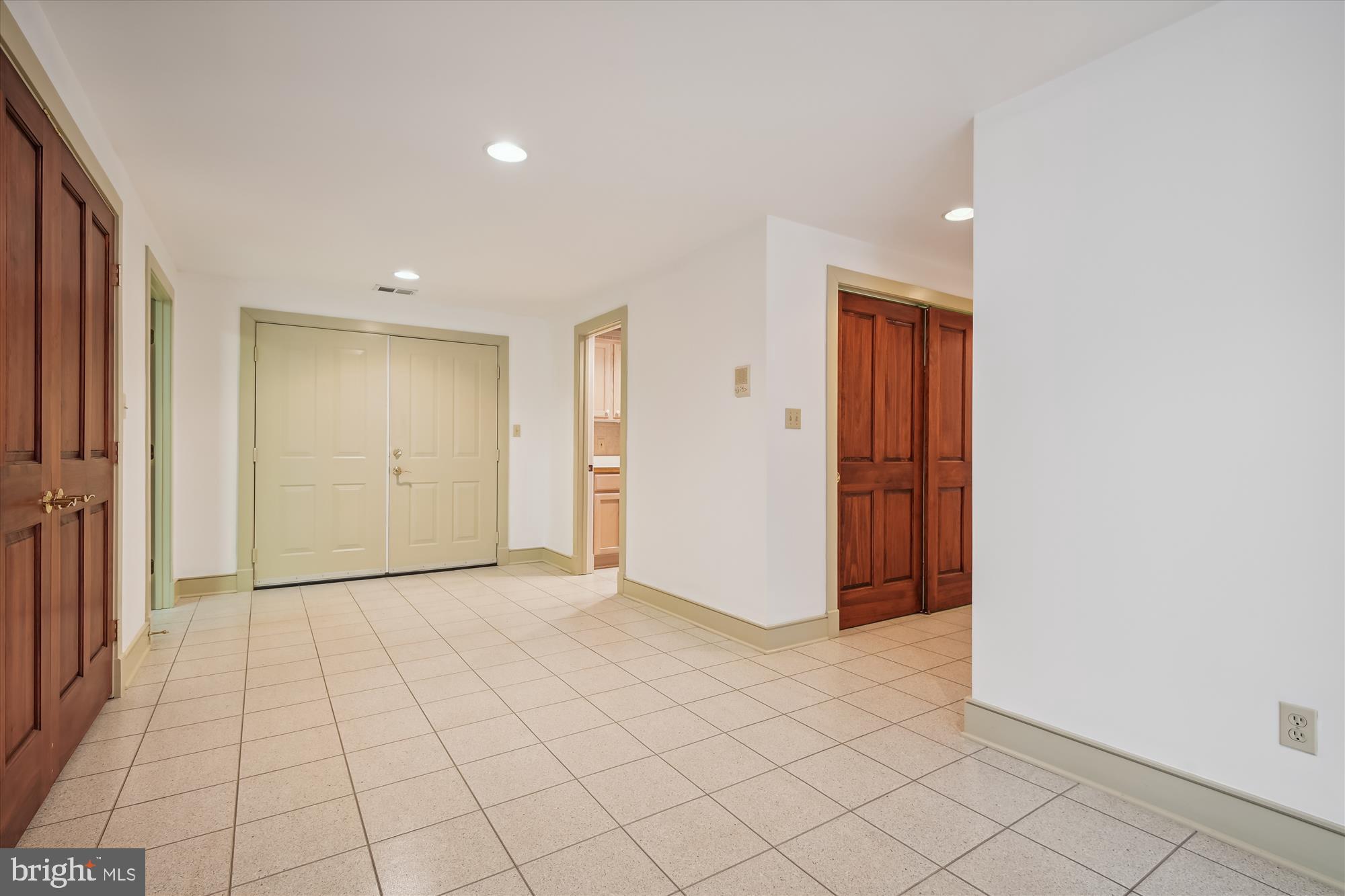 GOVERNORS MANOR - Residential