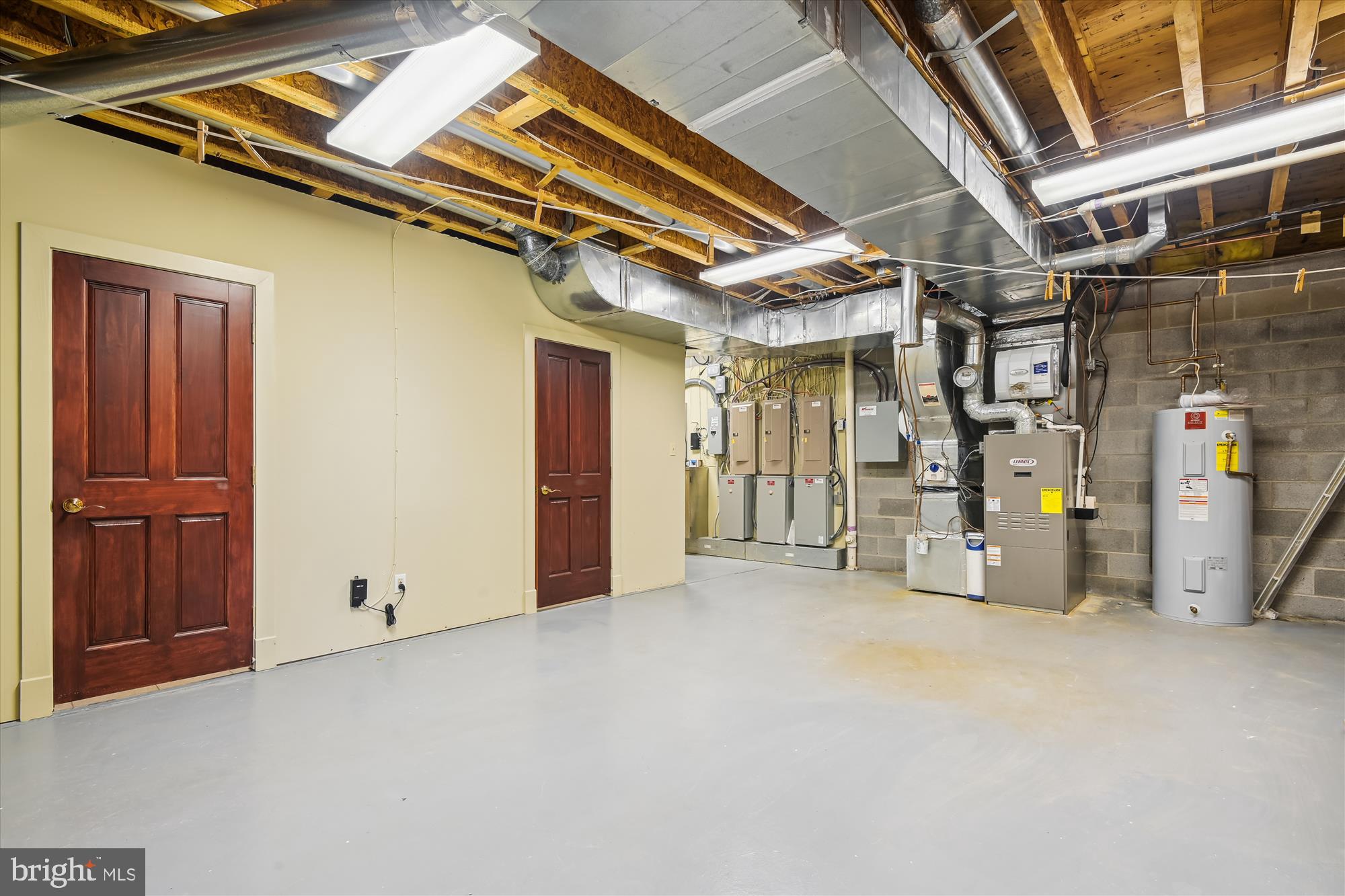 GOVERNORS MANOR - Residential