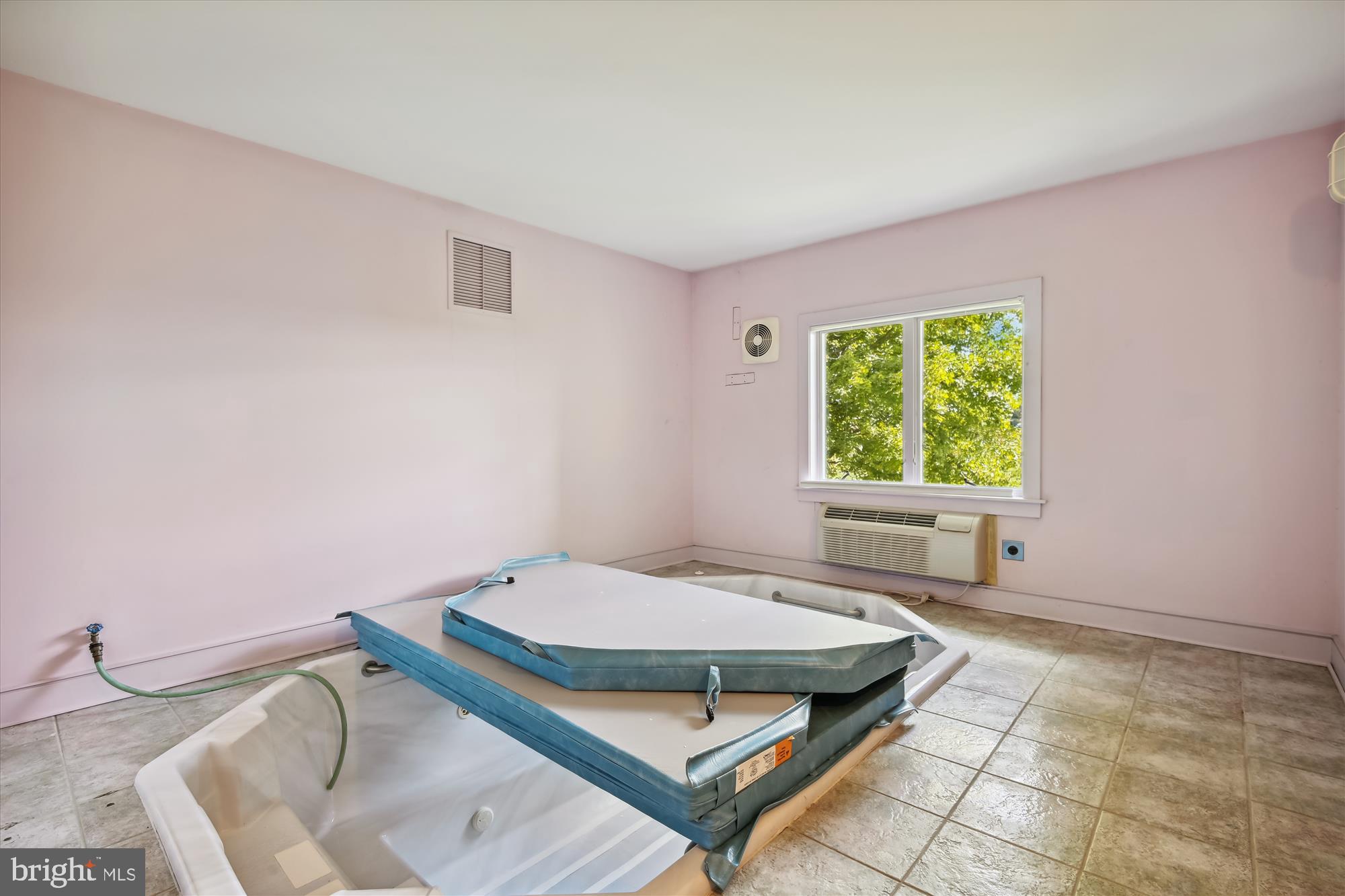 GOVERNORS MANOR - Residential