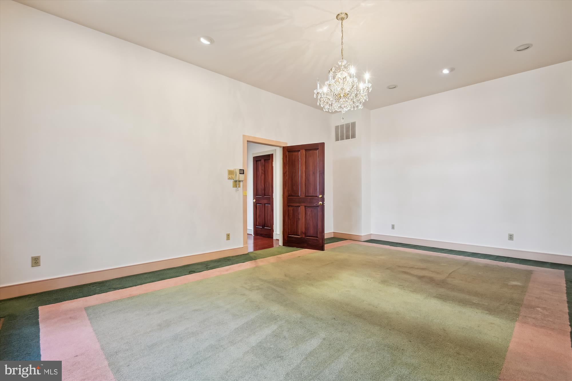 GOVERNORS MANOR - Residential