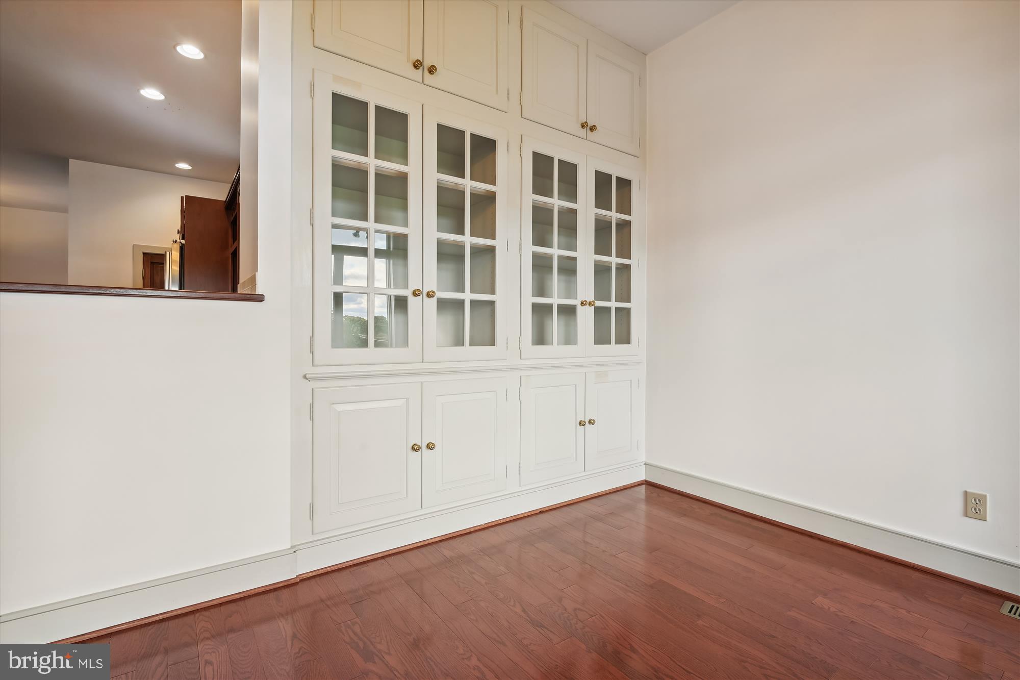 GOVERNORS MANOR - Residential