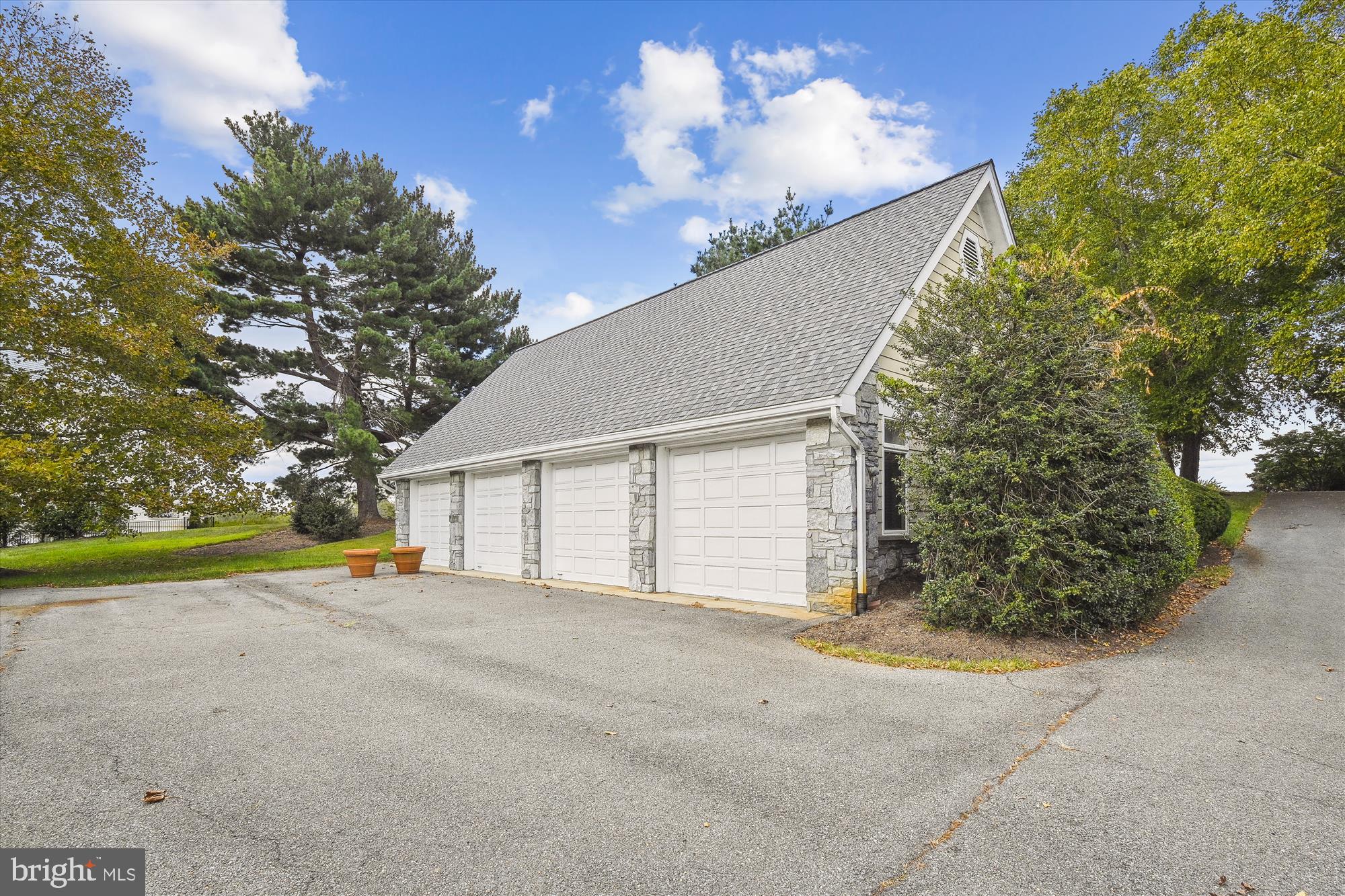 GOVERNORS MANOR - Residential