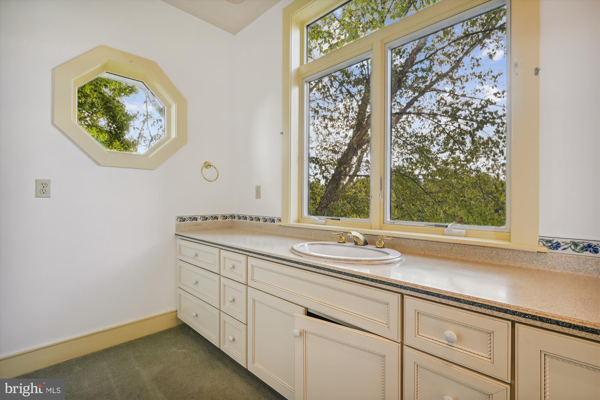 GOVERNORS MANOR - Residential