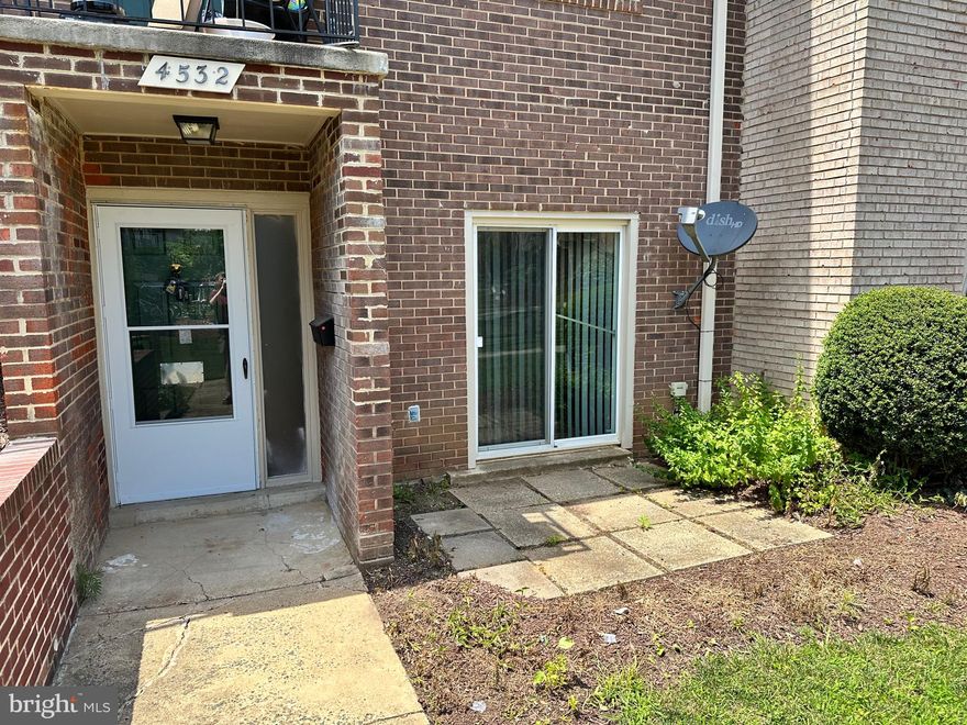 Nice and sunny condo in the heart of Annandale with 2 large bedrooms and 2 full baths. No carpet, Stainless Steel appliances, in unit washer and dryer, laminate flooring and tile throughout. Fantastic location within easy access to I-395 an I-495. Pets on a case by case basis.