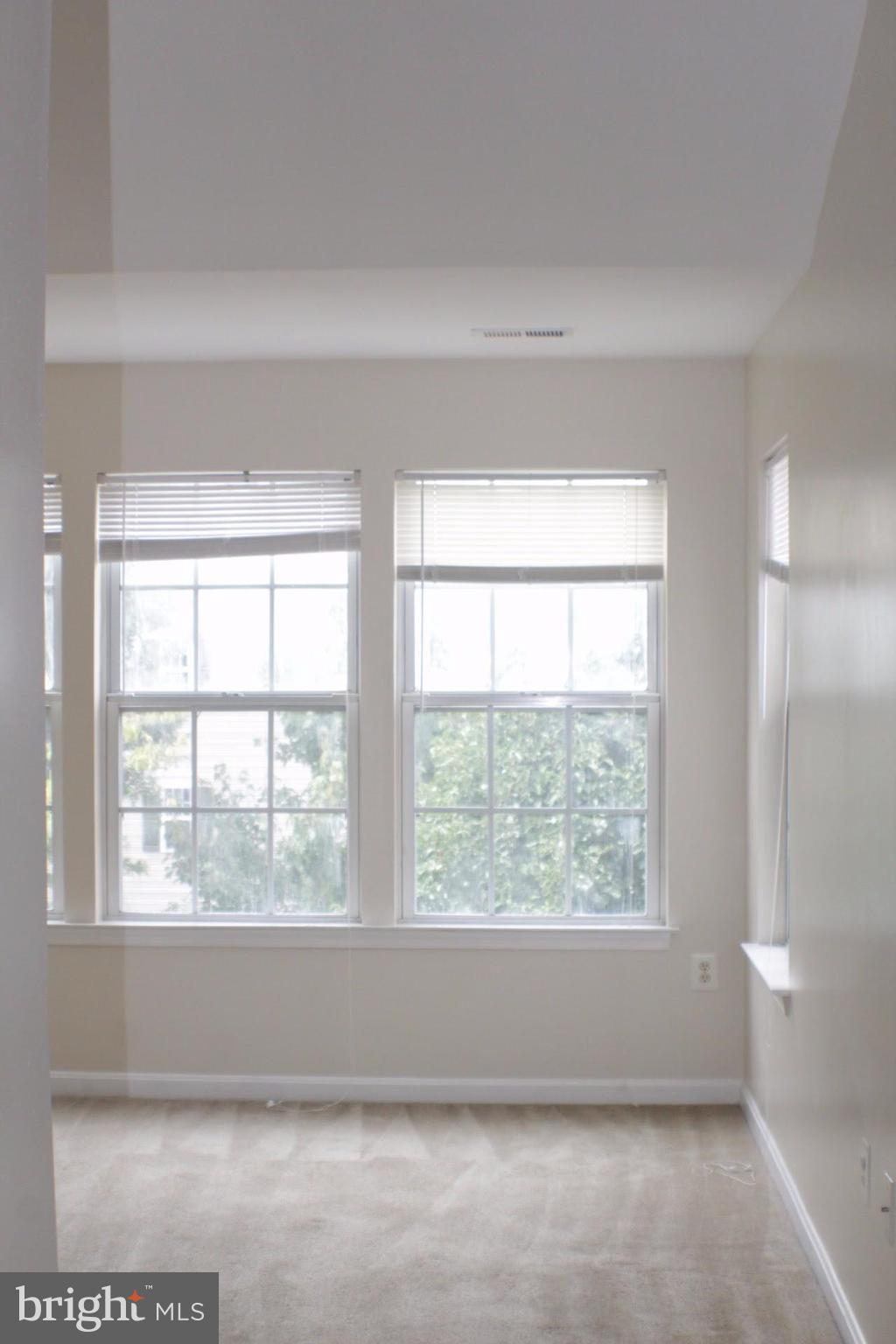 GLEN OAKS CONDOMINIUM - Residential Lease