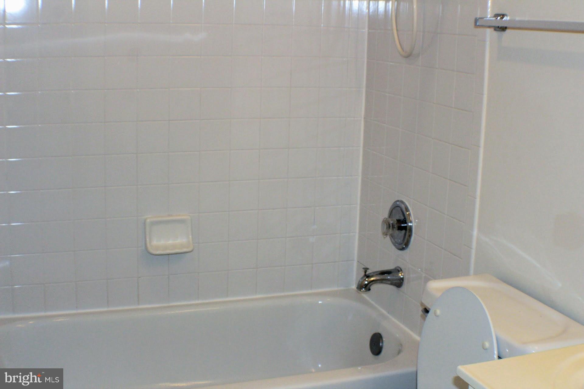 GLEN OAKS CONDOMINIUM - Residential Lease