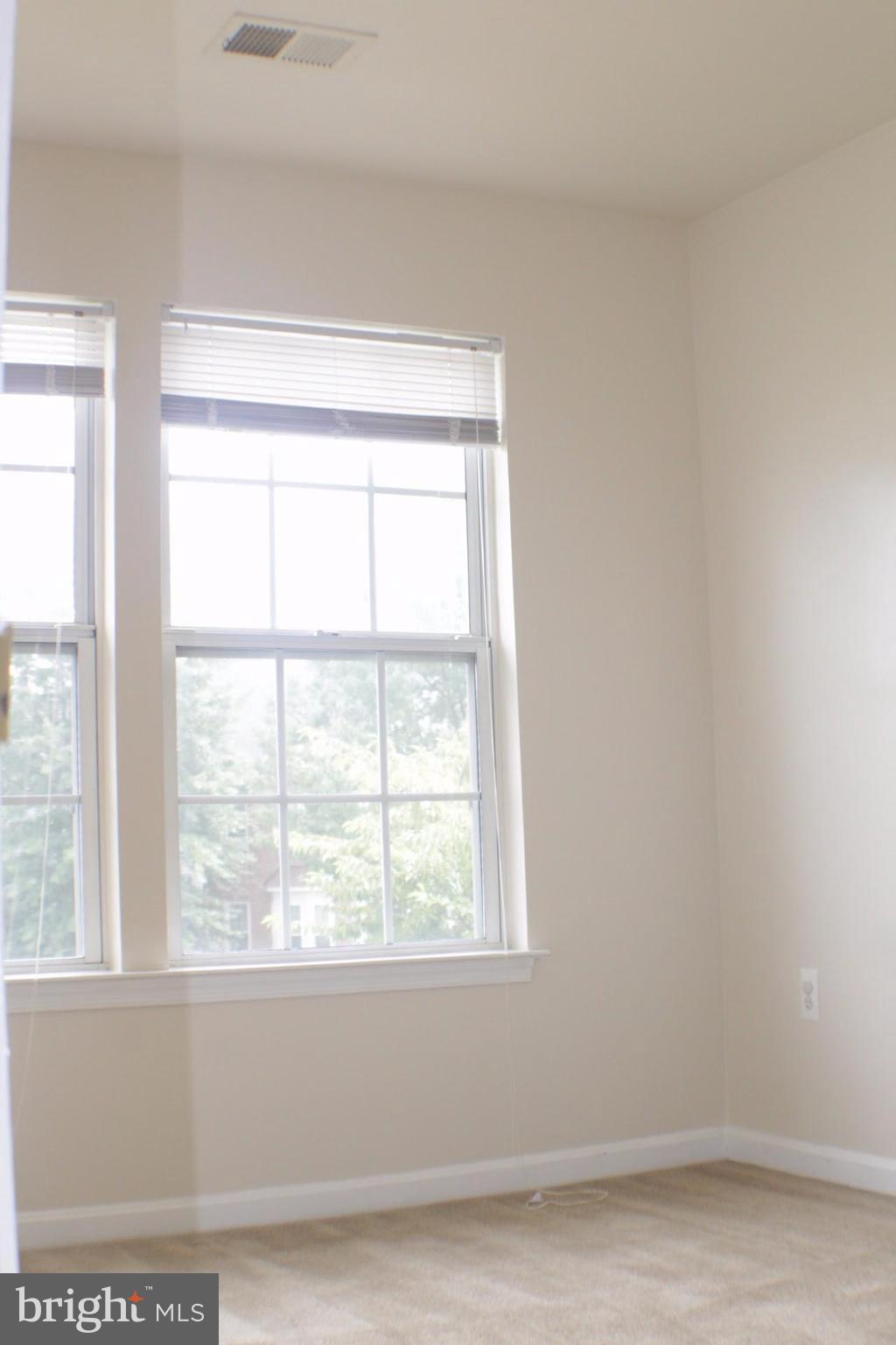 GLEN OAKS CONDOMINIUM - Residential Lease