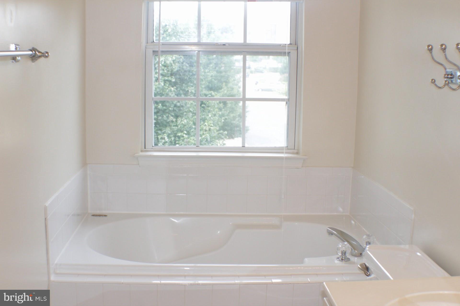 GLEN OAKS CONDOMINIUM - Residential Lease