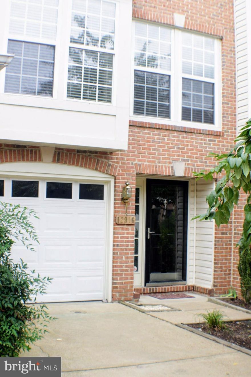 GREAT 3 LEVEL TOWNHOUSE FOR RENT IN SUPERB LOCATION!    3BR, 2FB, 2HB. LG EAT IN KITCHEN. LOWER LEVEL FAMILY RM. NEW ROOF, LOTS OF LIGHT WITH NEW WINDOWS TO BE INSTALLED, ONE CAR GARAGE. LG MASTER SUITE WITH WALK IN CLOSET. SOAK TUB & SEP. SHOWER. CLOSE TO SHOPPING & LIBRARY. POOL & CLUBHOUSE.  CONVENIENT TO BELVOIR AND QUANTICO.