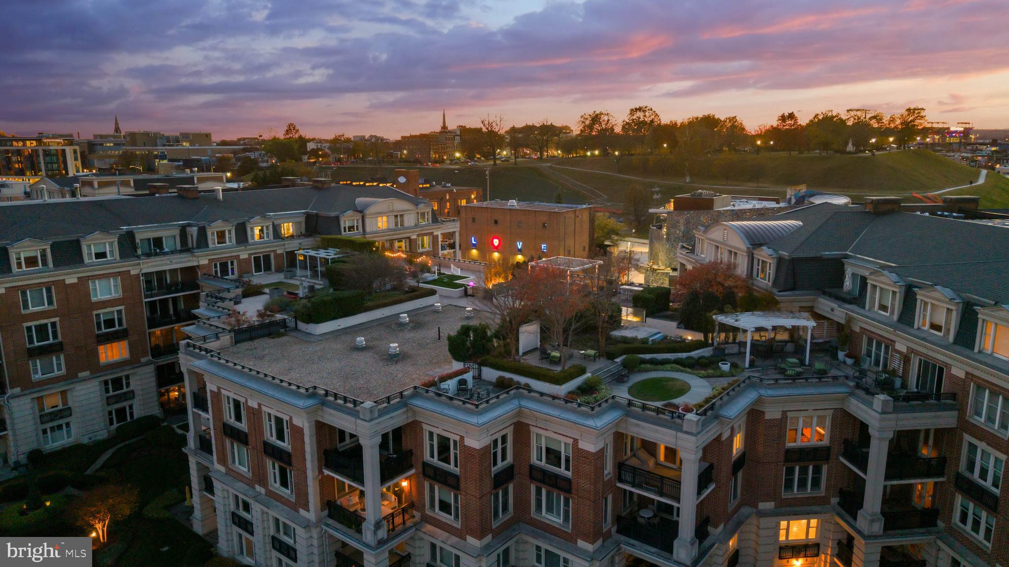 THE RITZ-CARLTON RESIDENCES - Residential