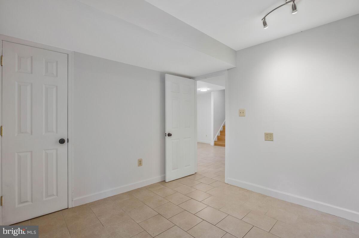 CHEVERLY HILLS - Residential Lease