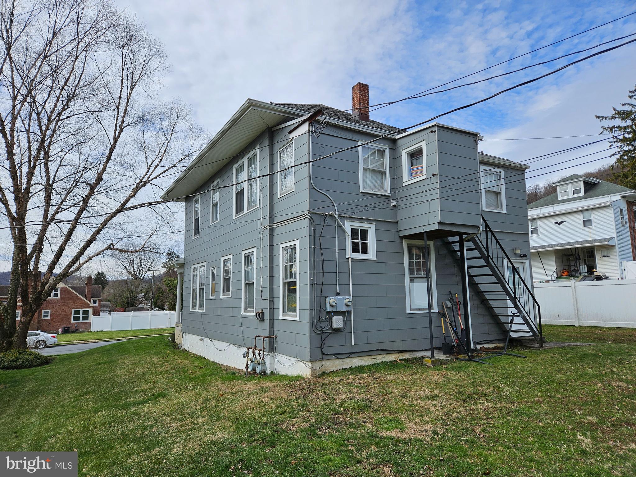 Main image without alt text