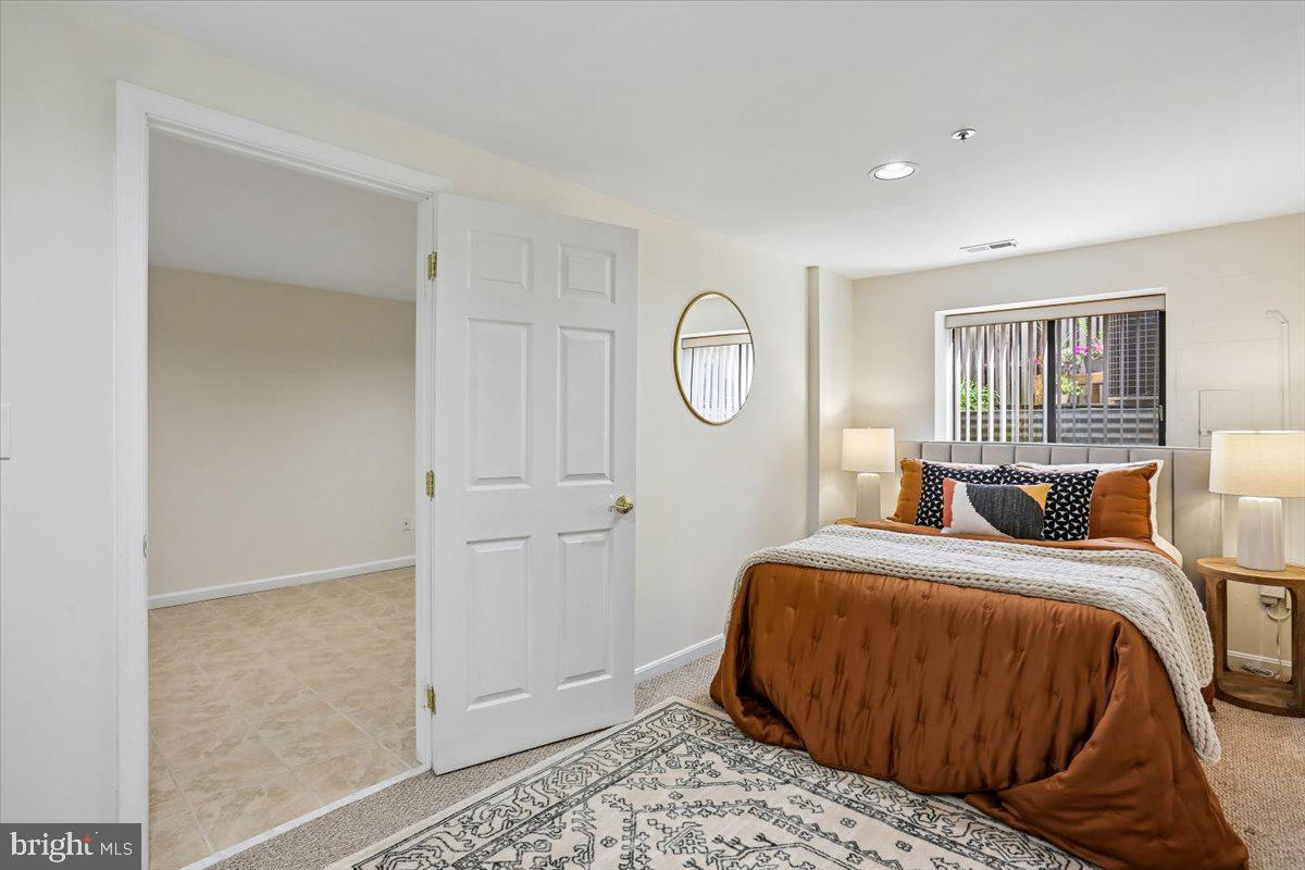 HOLLY POINTE - Residential