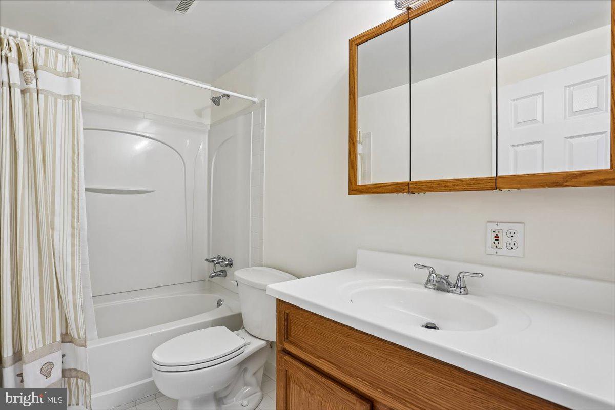 HOLLY POINTE - Residential